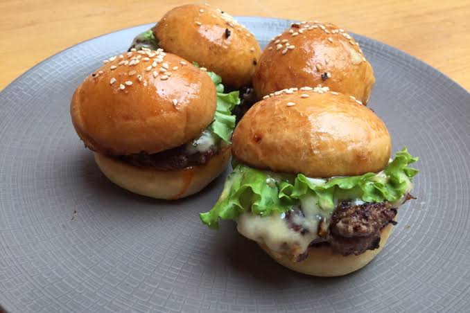 Tips Membuat Burger Tetap Menggugah Selera Saat Dibawa Bepergian